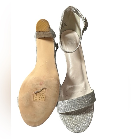 COPY - David Bridal Studio Women’s Silver Heels Size 11W - Picture 4 of 5